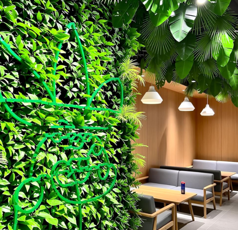 西安商場(chǎng)綠植合作案例|阿迪達(dá)斯西安萬(wàn)象城綠植布置